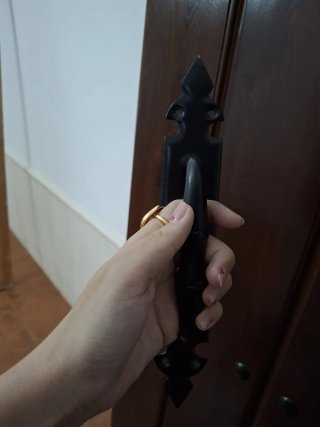 Puerta de madera oscura rústica de entrada