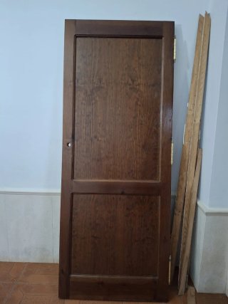 Puerta de madera oscura rústica de entrada