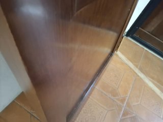 Puerta de madera oscura rústica de entrada