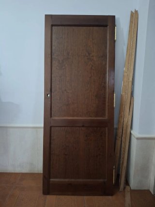Puerta de madera oscura rústica de entrada