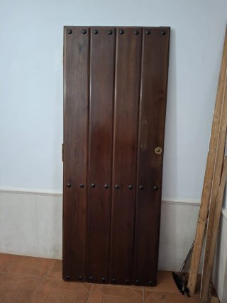 Puerta de madera oscura rústica de entrada