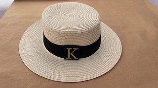 Sombrero de paja con banda negra personalizada.