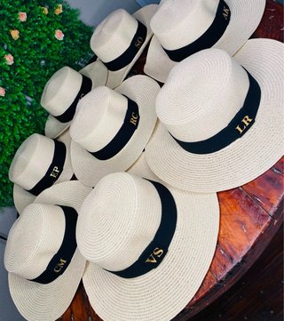 Sombrero de paja con banda negra personalizada.