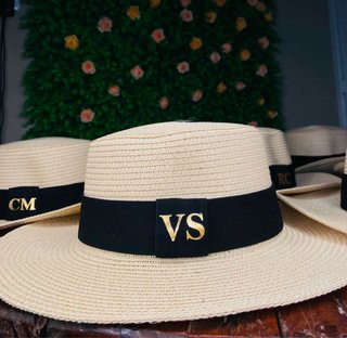 Sombrero de paja con banda negra personalizada.