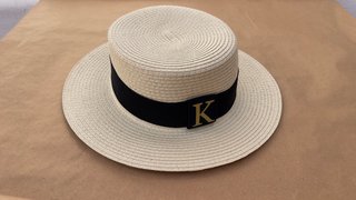 Sombrero de paja con banda negra personalizada.