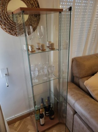 Vitrina de cristal y madera
