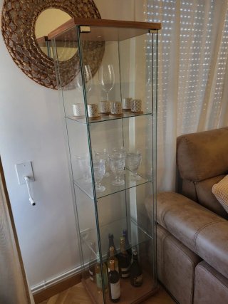 Vitrina de cristal y madera