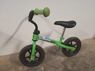 Bicicleta de equilibrio verde