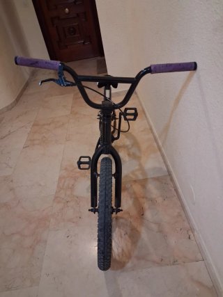 Bici BMX Negra con Puños Morados