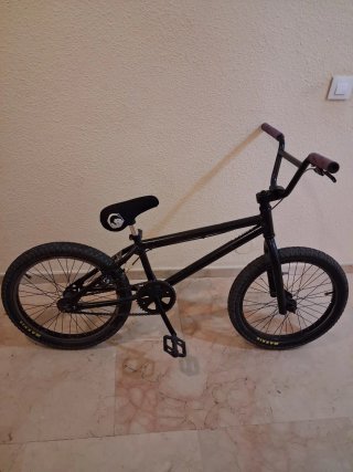 Bici BMX Negra con Puños Morados