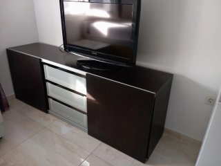 Mueble TV IKEA madera y cristal,URGE VENTA.