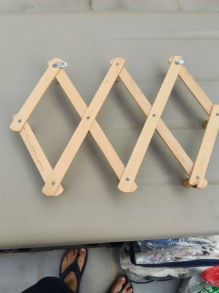Perchero extensible de madera para pared