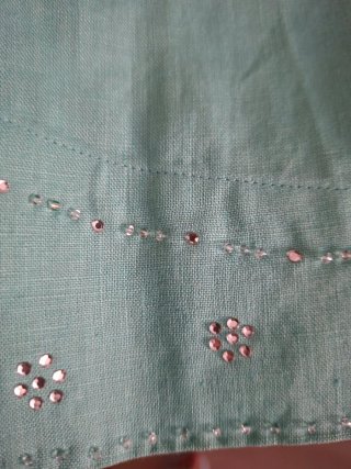Elegante traje verde agua con pedrería y falda