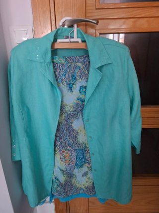 Elegante traje verde agua con pedrería y falda