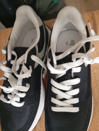 Zapatillas deportivas negras y grises