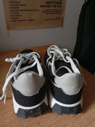 Zapatillas deportivas negras y grises