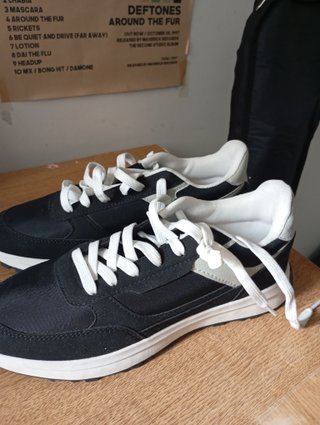 Zapatillas deportivas negras y grises