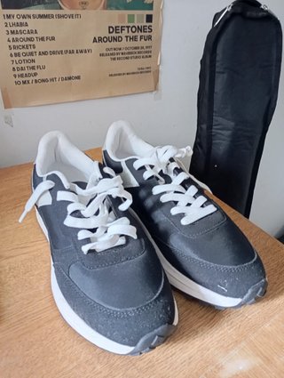 Zapatillas deportivas negras y grises