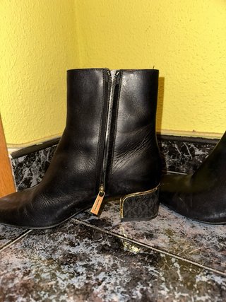 Botines Michael Kors Negros con Tacón Dorado