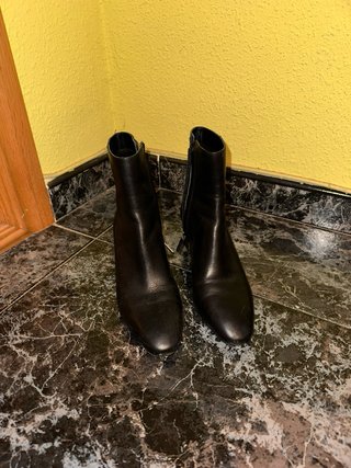 Botines Michael Kors Negros con Tacón Dorado