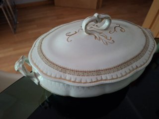 Sopera de porcelana antigua con detalles dorados