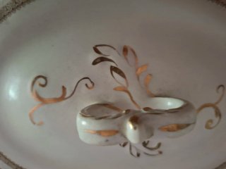 Sopera de porcelana antigua con detalles dorados