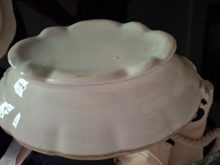 Sopera de porcelana antigua con detalles dorados