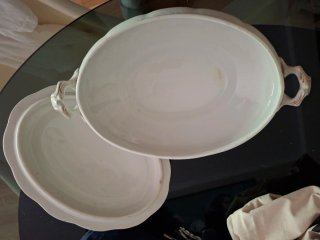 Sopera de porcelana antigua con detalles dorados