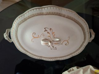Sopera de porcelana antigua con detalles dorados