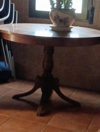 Mesa redonda de madera y mármol