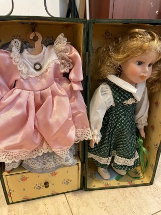 Muñeca de porcelana con caja