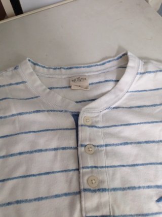 Camiseta Hollister Rayas Azul y Blanca
