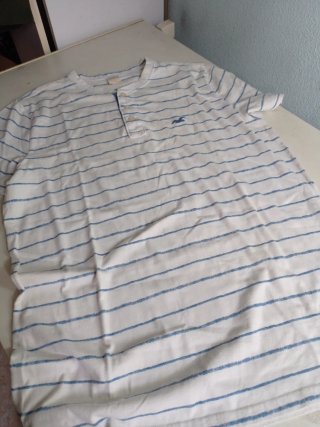 Camiseta Hollister Rayas Azul y Blanca
