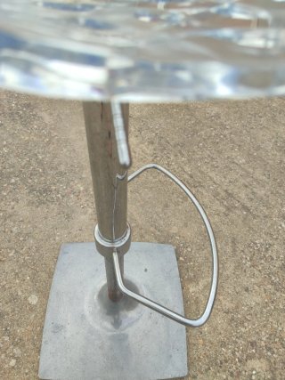 Taburete con asiento policarbonato transparente.