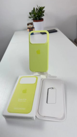 Funda Silicona Amarillo Neón iPhone 17 Pro