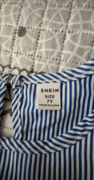 Blusa de niña, sin mangas. Talla 7 años.
