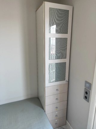 Armario alto con cajones y puertas de cristal
