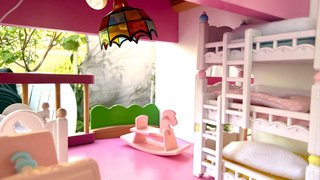 Casa de muñecas multicolor