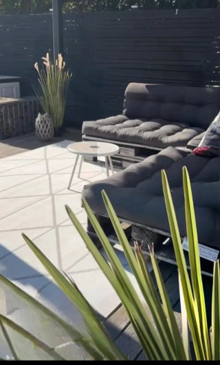 Tavolino solare beige in metallo