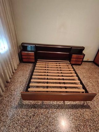 Estructura cama antigua con mesitas