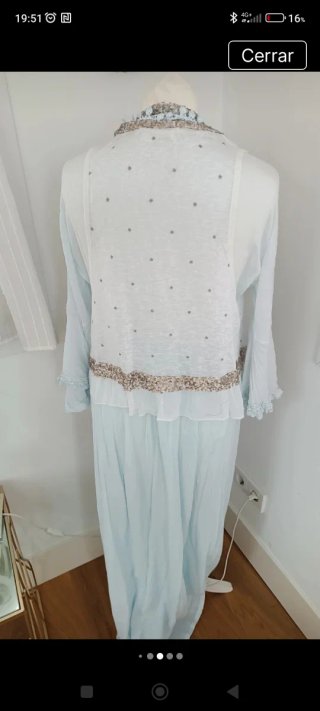Vestido largo azul con chaleco blanco
