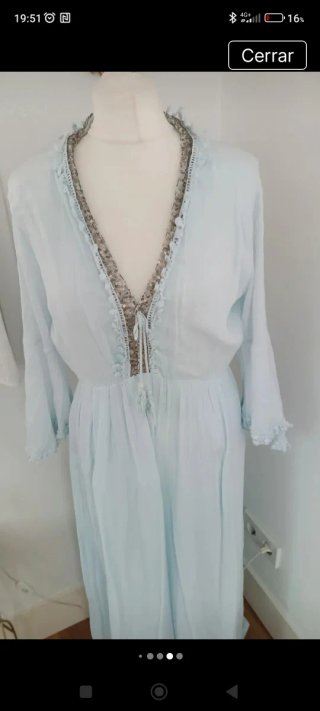 Vestido largo azul con chaleco blanco