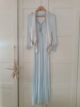 Vestido largo azul con chaleco blanco