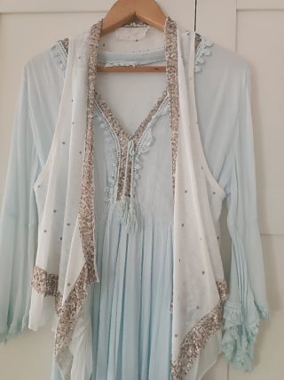 Vestido largo azul con chaleco blanco