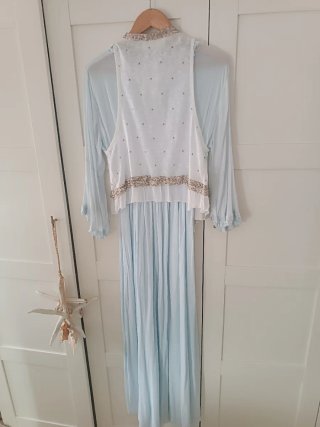 Vestido largo azul con chaleco blanco
