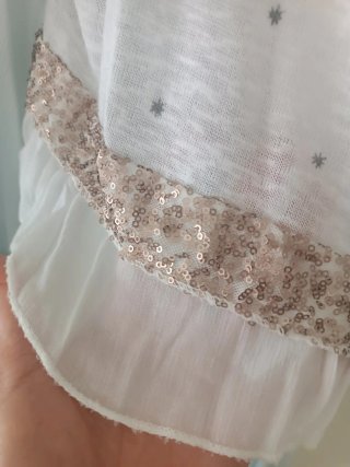 Vestido largo azul con chaleco blanco
