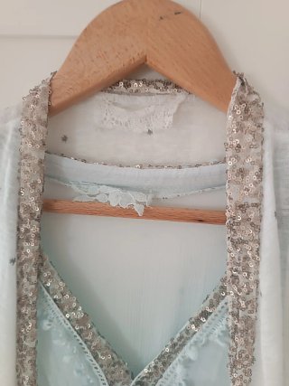 Vestido largo azul con chaleco blanco