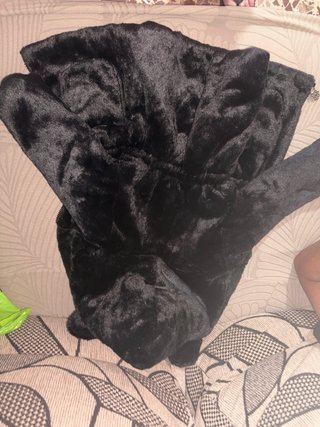 Chaquetón peludo negro con capucha