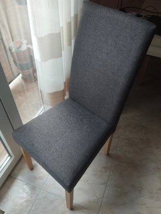 Silla de comedor gris tapizada