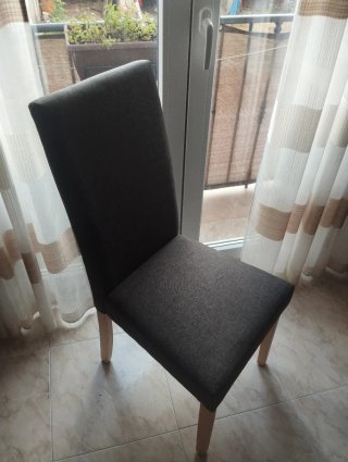 Silla de comedor gris tapizada